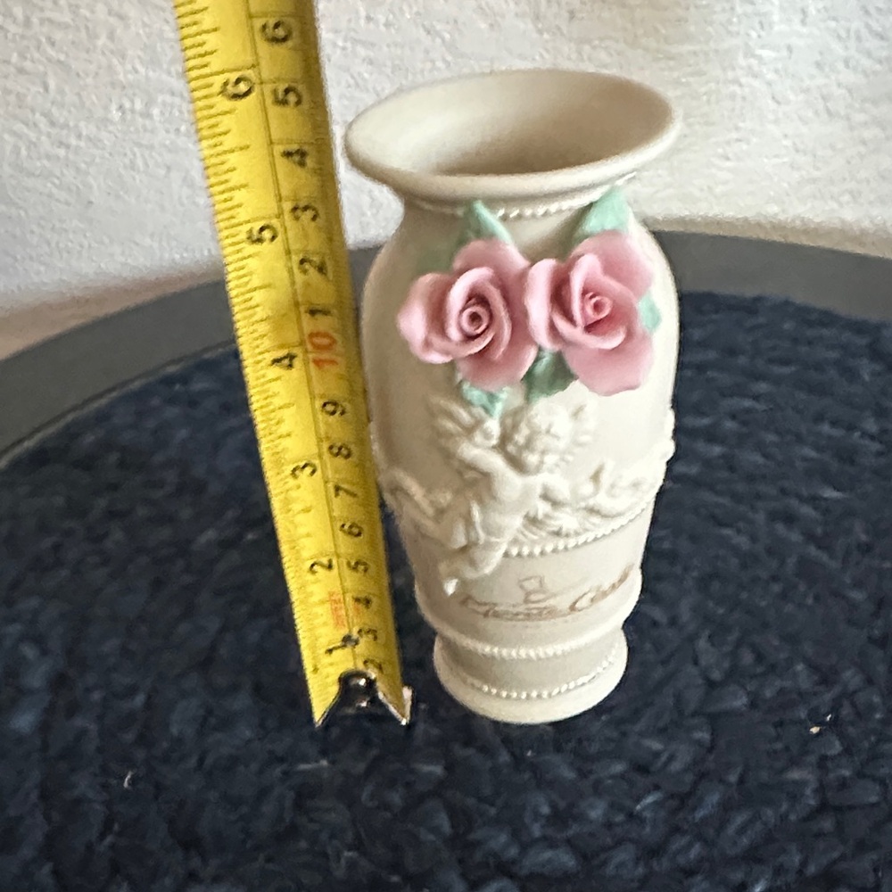 NEW /Never Used - Monte Carlo Las Vegas Casino Cream Vase with Pink Rose Accents - Picture 2 of 6